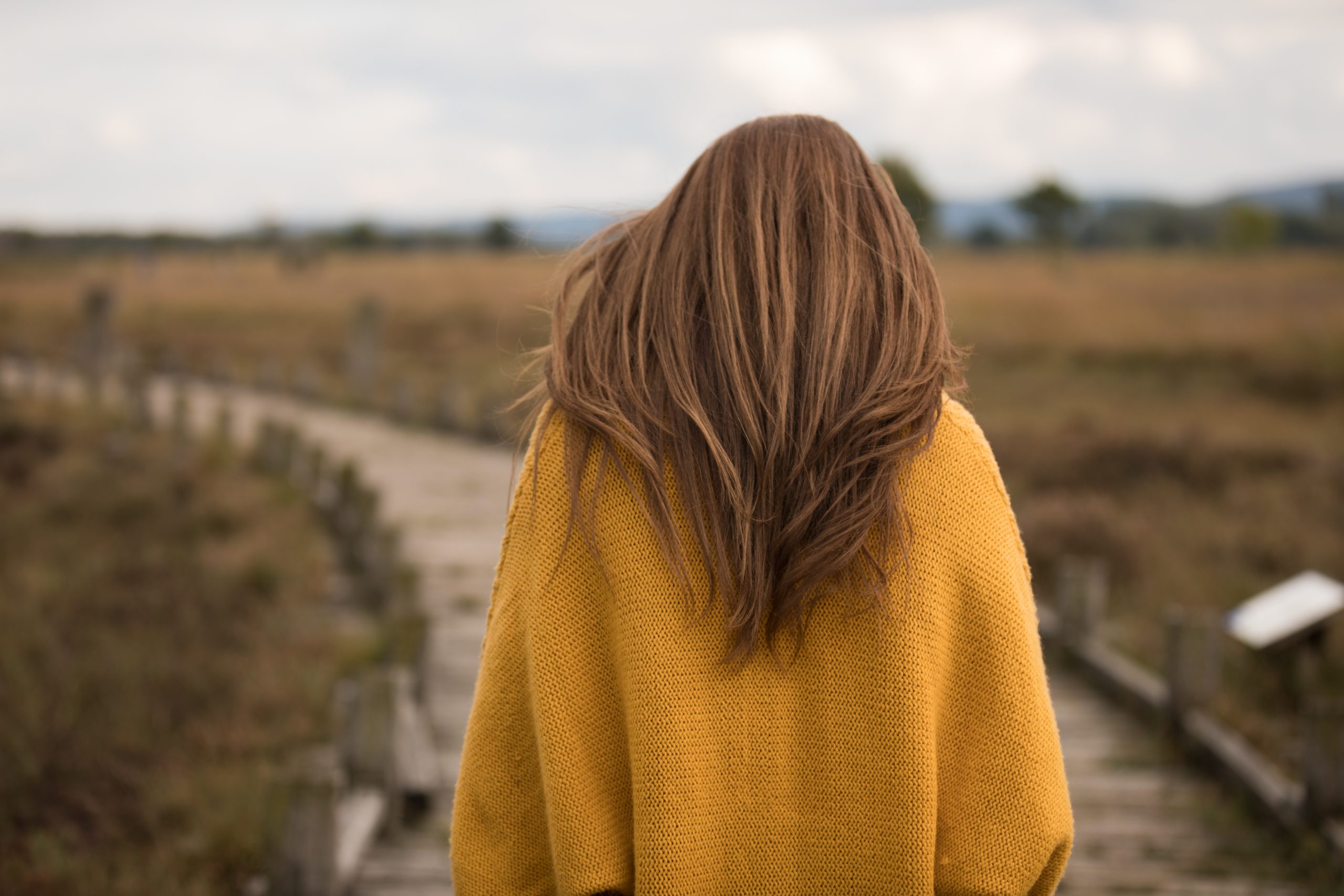 考えている女性