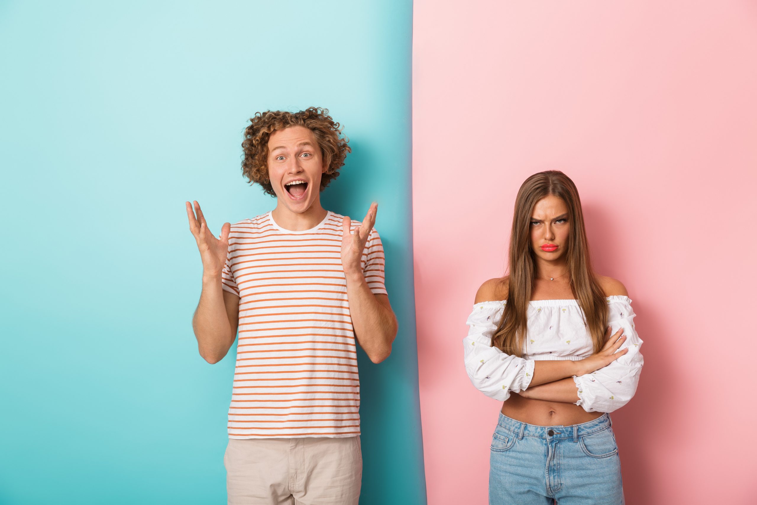 カップルの様子。彼女だけ怒っている。彼氏は笑っている。