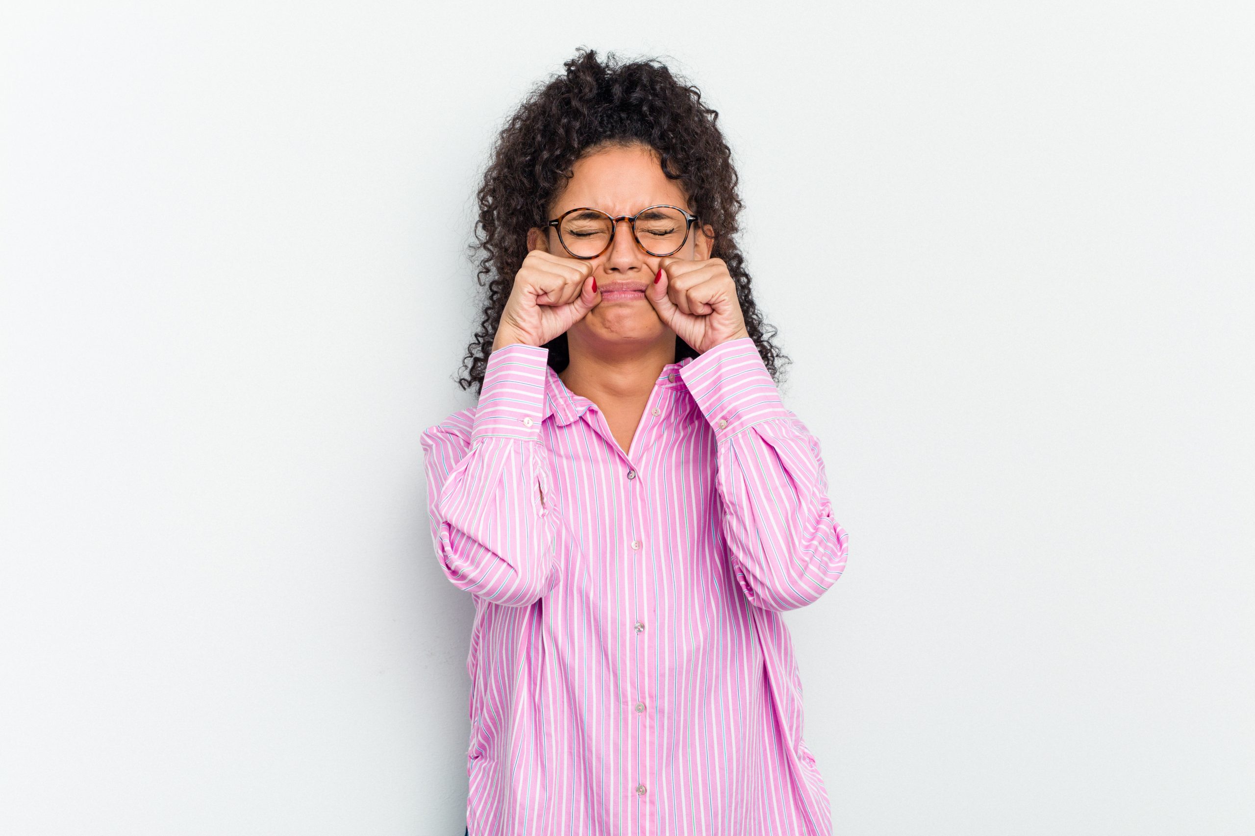 若い女性が泣きそうになって悩んでいる