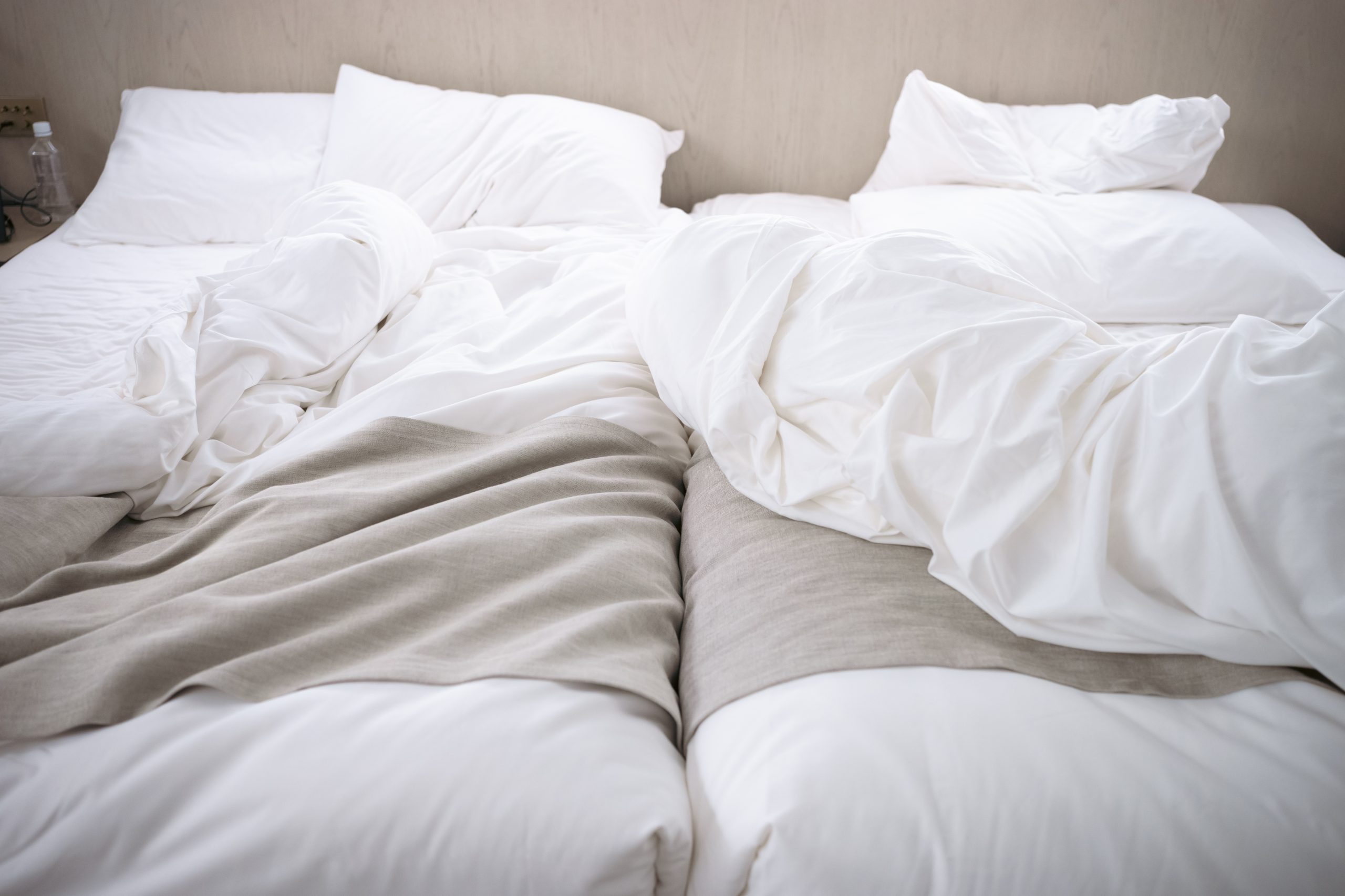 夫婦別々で寝た使用後のベッド