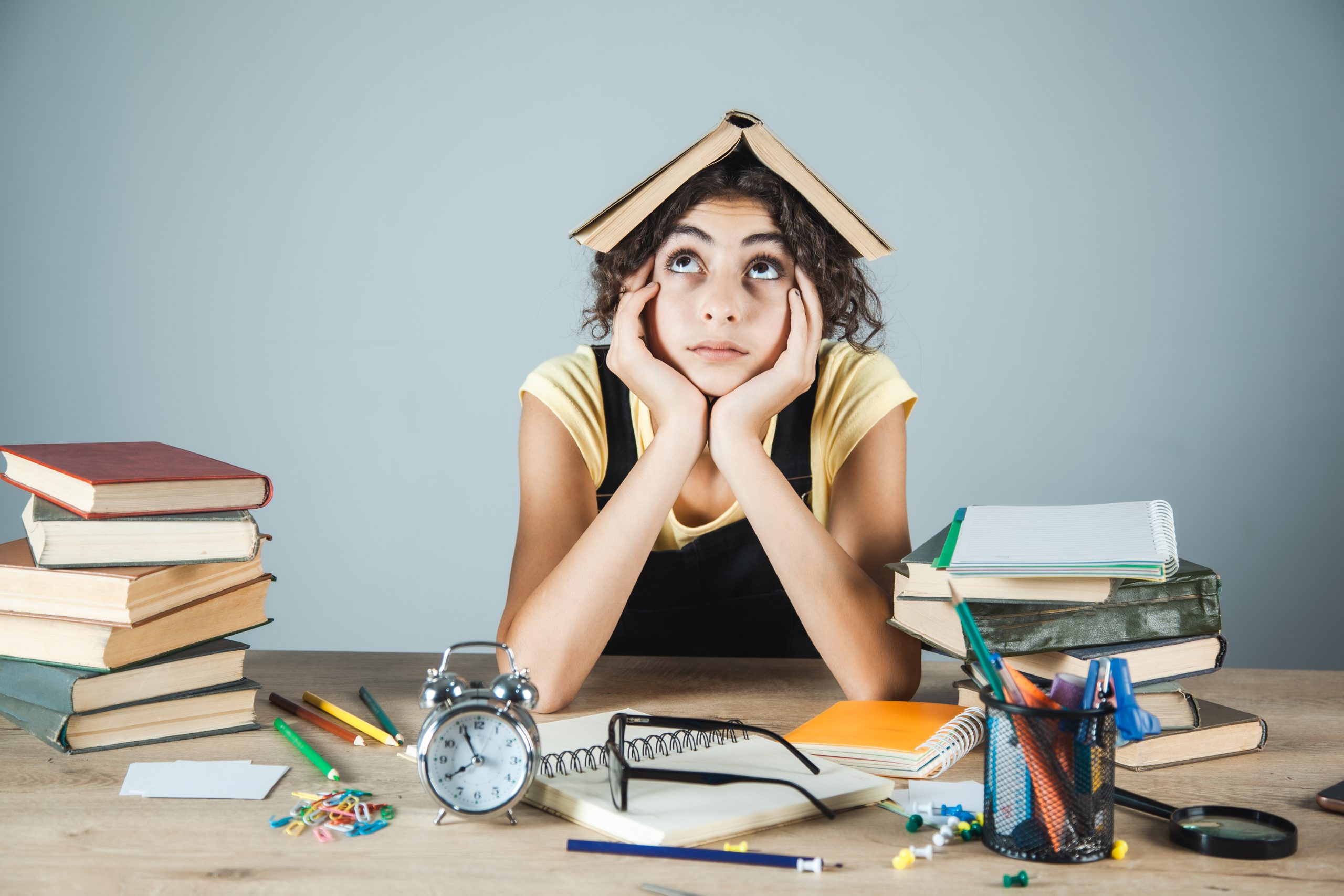 テスト勉強をしなくてはいけないのに勉強せず全く違うことを考えてしまう少女