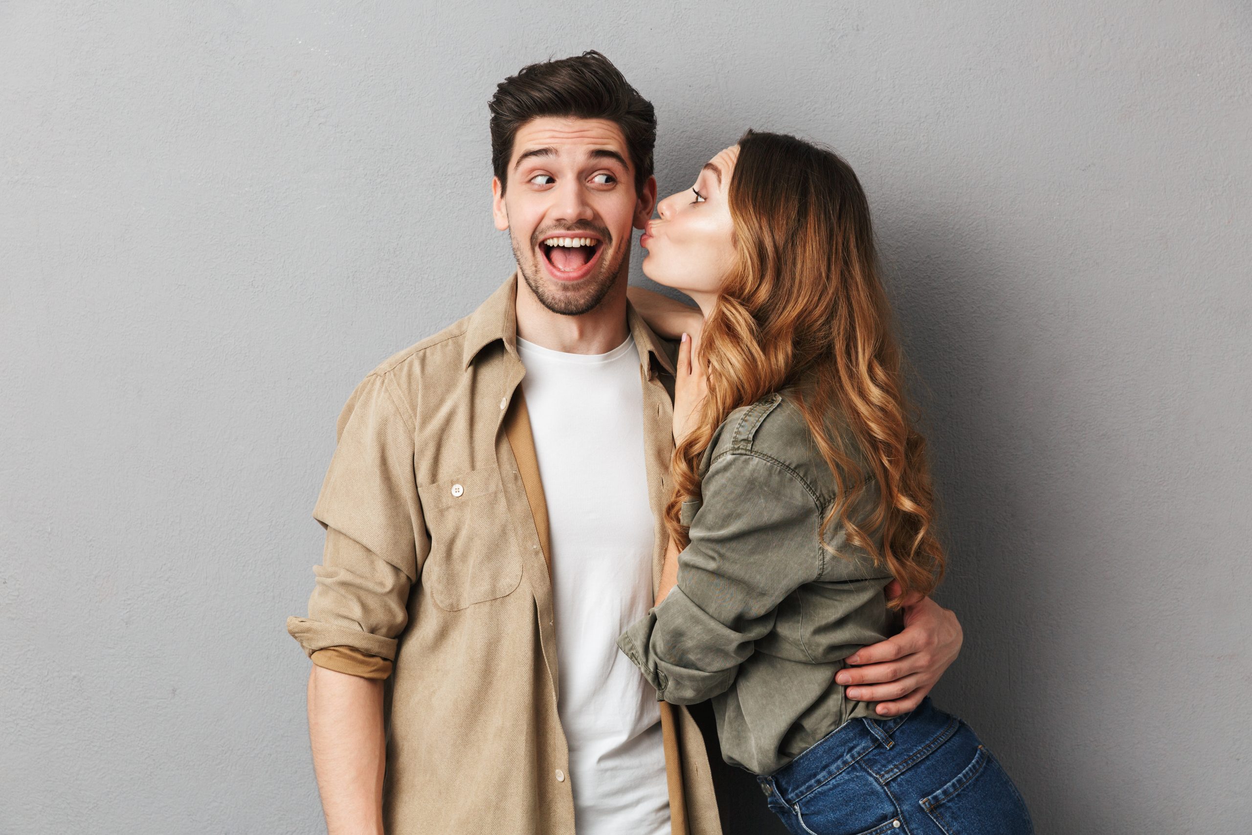 笑顔の男性に、女性からキスをしている写真