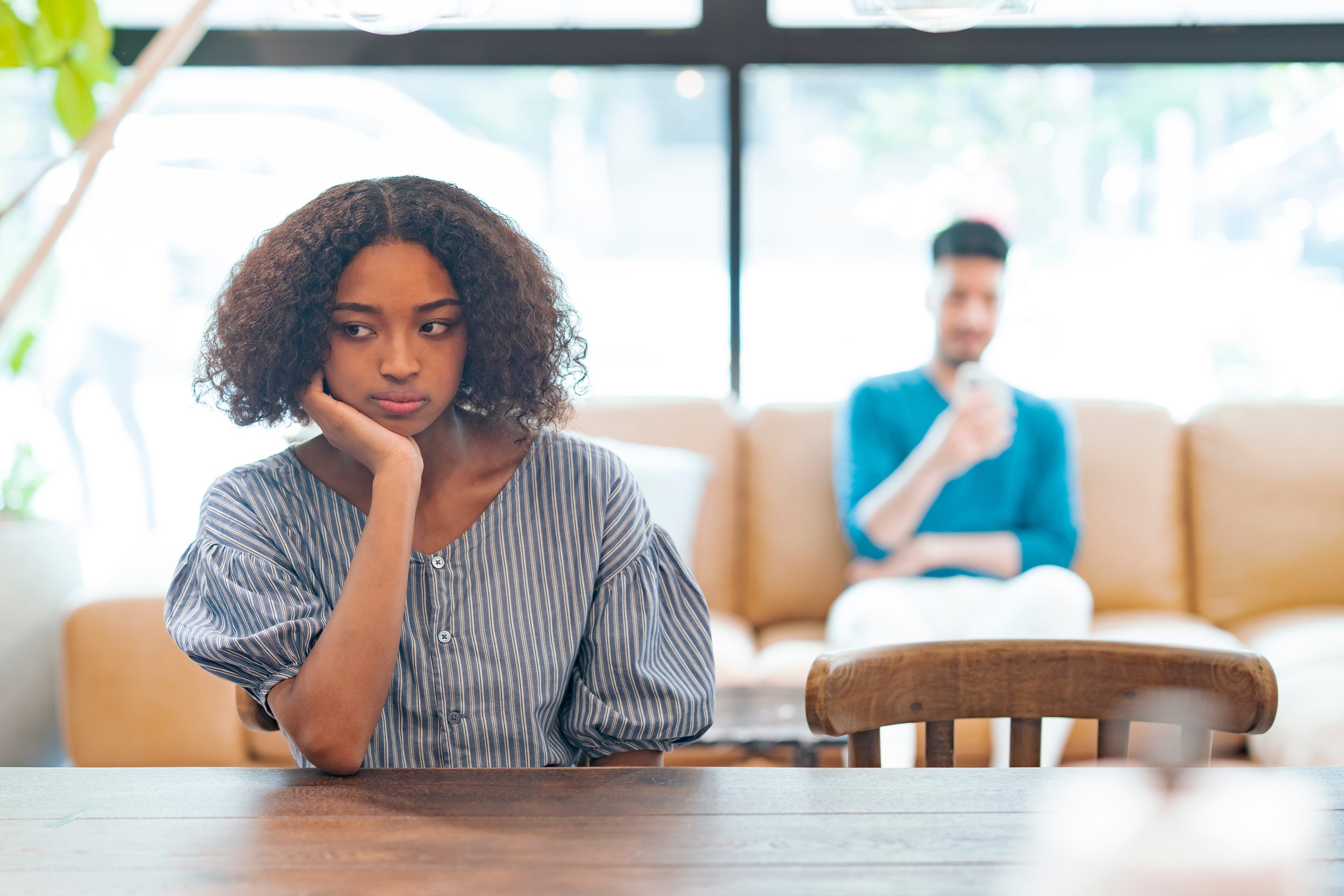 けんかして険しい表情を見せる男女