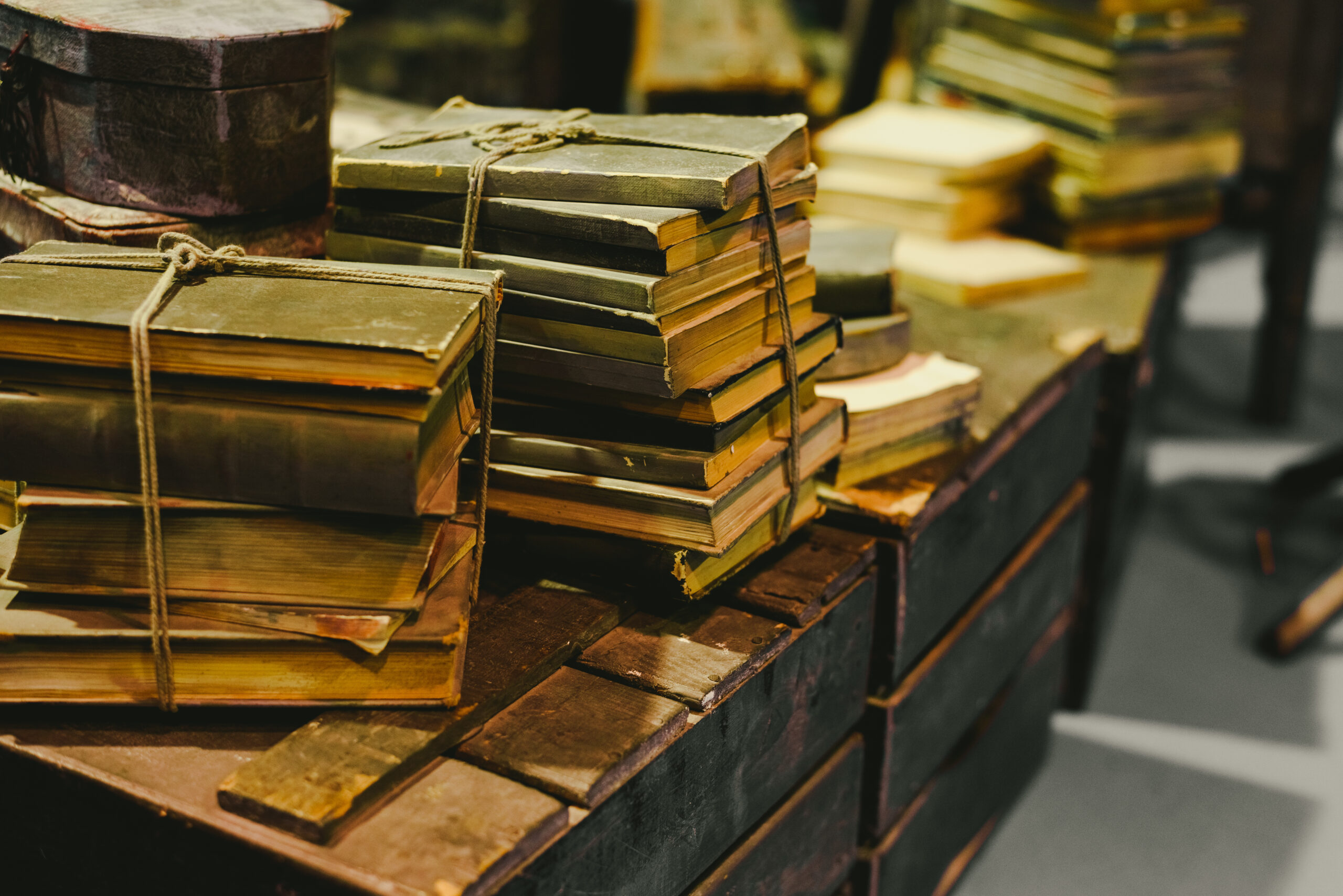 積み重なった古い書物