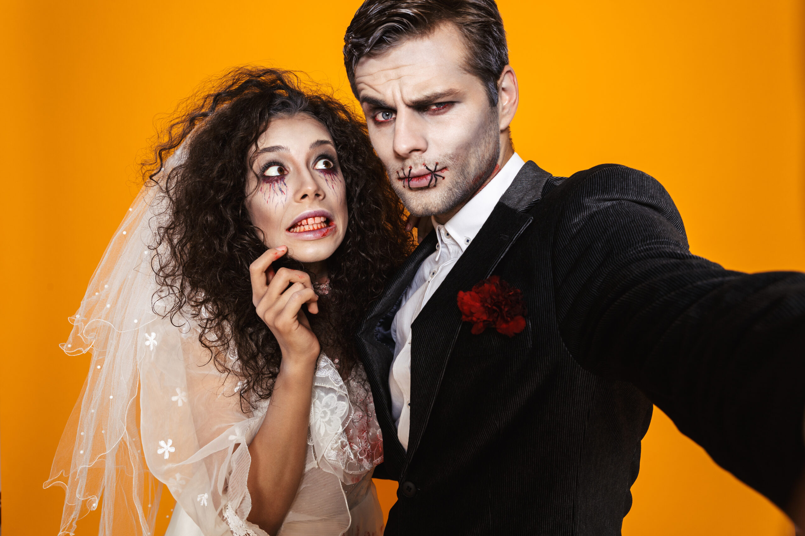 ハロウィーンのコスプレをしているカップル